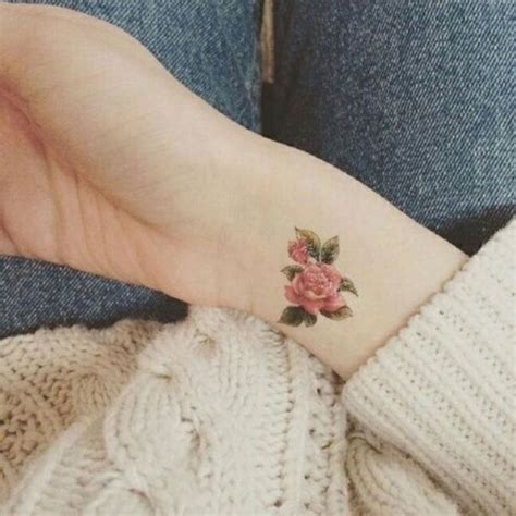 tatuaggio piccolo fiore|Tatuaggi con fiori: significati e idee per realizzarne uno